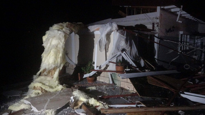 Çanakkale'de lodos; elektrik direkleri devrildi, çatılar uçtu