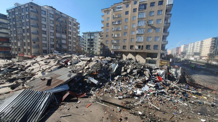 Diyarbakır’da yıkım sırasında 9 katlı bina çöktü